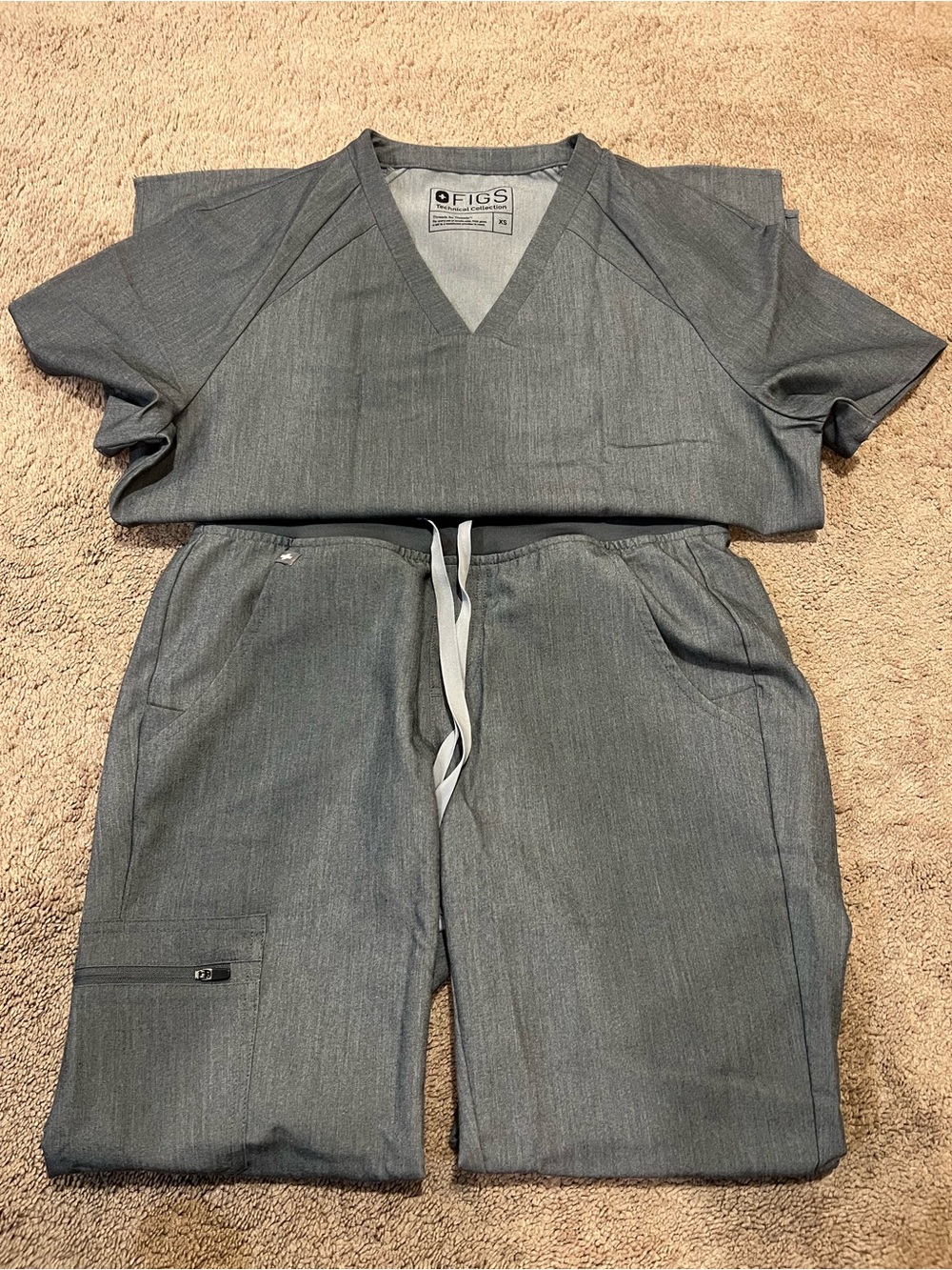 NWOT FIGS Scrubs Set Graphite Gray Woman Size XS Kangaroo PouchXS/P Zamora Pants